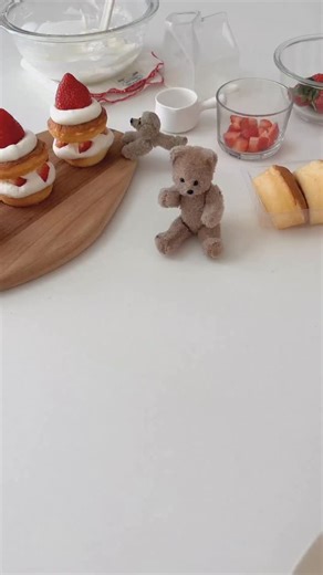 𝗇𝗈𝗇𝗈 on Instagram: ". Mini Strawberry Shortcake . . . タカキベーカリーのピープを使った 簡単ミニショートケーキ🍰⋆˙⟡ . @takaki_bakery_official の投稿で 見つけて可愛くて作りたかったやつ！♩ . ピープはじめて食べたけど ふわふわしっとりで美味しかった‎〜🤍 . . . . . #christmas #sweets #クリスマス #簡単レシピ #おうちカフェ"