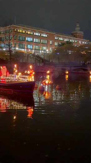 Santa doing a practice run in Downtown Providence. 🎅🏼🌊🔥🎄 #whatsgoingoninrhodeisland #waterfire #providenceri #santaclaus #rhodeisland | What's going on in Rhode Island