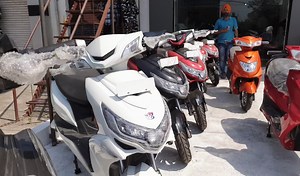 6.5K views · 183 reactions | OKINAWA ELECTRIC SCOOTER :-तेल की बड़ी कीमतो से परेशान होने की जरूरत नहीं अब आपके पास ये सौगात है! mob:- 9906100328, 9419148092 https://youtu.be/C8NooYCT97A | The State Sentinel | Facebook