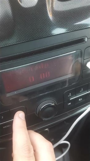 comment activer le code radio d'une voiture Renault :symbole Clio et Dacia.