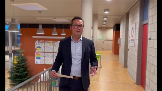 🎥 Unser Wochenvideo kommt ausnahmsweise schon heute Abend! 😀🙌 ✔️ Denn am morgigen Freitag (24.11.) beginnen mit dem Tag der Offenen Tür an der 🏫 Gesamtschule Geldern die Infotage der weiterführenden Schulen in Geldern: 🔹 24. November - Gesamtschule Geldern 🔹 25. November - FSG 🔹 2. Dezember - LMG 🔹 2. Dezember - Liebfrauen-Schule 🔹 12. Januar - Realschule An der Fleuth ℹ️ Mehr Infos dazu hat Sven Kaiser für euch im Video oder alle Termine findet ihr auch hier 👉 https://bitly.ws/33aXk ❄
