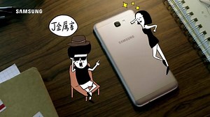 讓 鬧一波大師莉莉眼睛一亮的是？ 國民機 #GalaxyJ7Prime 秋冬改版加入霧面金屬設計、前後 F1.9 光圈讓夜拍更進階，還有最最實用的3卡匣啦！不僅能插記憶卡還能放雙SIM卡，大師也跟著莉莉淪陷啦➨https://goo.gl/NyqJUH #J上厲害 #J金厲害 #J照厲害 #J卡厲害 | Samsung