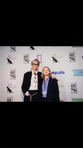 Alexandra Hedison @alexhedisonstudio y Jodie Foster Festival Internacional de Cine de Morelia 💞 Alexandra Hedison @alexhedisonstudio presentó ALOK en #FICM2025, un cortometraje que busca ir “más allá de lo binario” y celebrar la expresión de género como una forma de libertad. La cineasta estuvo acompañada por su pareja la actriz, directora y productora Jodie Foster durante la proyección. | Marcha del Orgullo Gdl