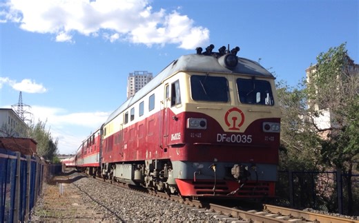 DF4D-0035，沈局梅段，原共青团号，牵引更换车底后的K7387次列车，驶出京哈线与长图线的分界处