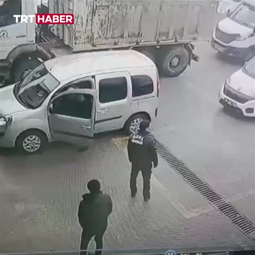 TRT Haber on Instagram: "Araç muayene istasyonunda fren testi yaparken kontrolden çıkan araç, 2 otomobile çarptı. 📍Düzce"