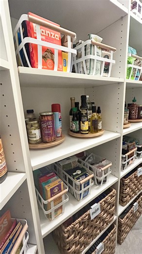 Our client already had a beautiful pantry but she wanted it taken to the next level. And you know we LOVE a good upgrade! We added fresh baskets and bins from @thecontainerstore and created clear, functional zones for every category. Now everything has a home, everything is contained, and (of course!) everything is labeled. ✔️ The result? A pantry that feels lighter, looks cleaner, and works smarter for everyday life. If your space is almost there and you’re ready for that next-level organizatio