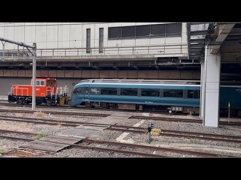 【E261系RS2編成 OM入場（C保全）】HTM270形OM-1号機＋E261系ｵｵRS2編成が警笛を鳴らしてOM構内を推進発車するシーン（2025.10.7.9:29）