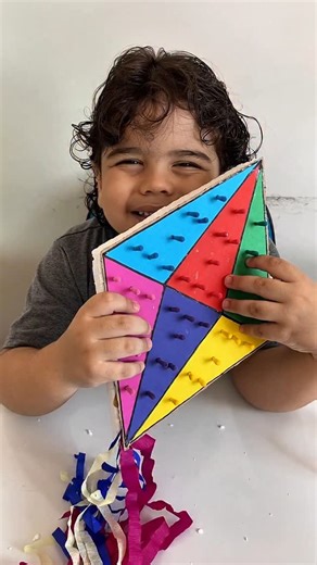 Fabiana Saraiva | Atividades Infantis on Instagram: "Atividade Junina: Balão Junino O objetivo da atividade é encaixar os cotonetes de acordo com as cores no balão, trabalhando cores, atenção, concentração, pareamento de cores, coordenação motora fina Para pintar os cotonetes, você pode utilizar tinta guache, retira o excesso e deixa secar Caso tenha uma caixinha de papelão, pode substituir o isopor ➡️ Siga @bedebrincadeira 流流"