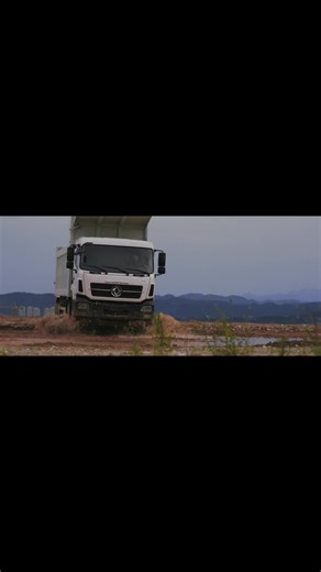 🏞️💪 Engineered for rugged terrains and heavy loads, our Dump Trucks redefine durability. With advanced technology and superior engineering, these trucks ensure efficient unloading and reliable operation. 🚚🛠️ #DongfengTrucks