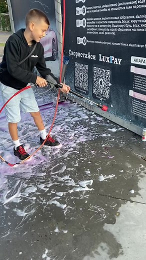 Effective Surface Cleaning with High-Pressure Water Spray