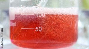 When adding a solution of oxalic acid to an alkaline solution the Congo red indicator dye don't completely change its color to blue. In a beaker.