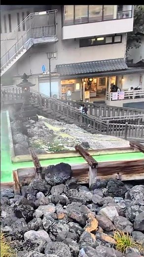 群馬県・草津温泉、日本を代表する名湯。温泉街の中心にある「湯畑」は草津温泉のシンボルです。湯けむりと硫黄の香りが立ち込めています。湯畑の周囲の散歩道は岡本太郎さんがデザインしました。＃草津温泉＃湯畑