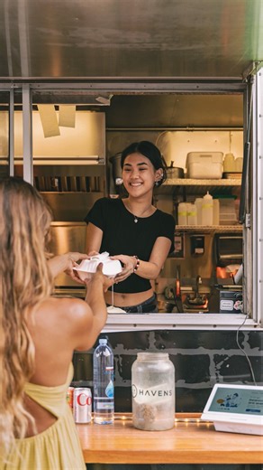 Local flavours on the go ​ ​ Nothing beats a delicious plate lunch from one of Maui’s local food trucks! From savoury bites to fresh island ingredients, this meal is a true taste of aloha. ​ ​ Ready to discover the flavours of Hawaiʻi? Start planning your trip at gohawaii.com ​ ​  Location: Kahului, Maui​  Credit: Hawaiʻi Tourism Authority (HTA) / Mathieu Duchier​ ​ #VisitMaui | Hawaii – gohawaii.com | Facebook