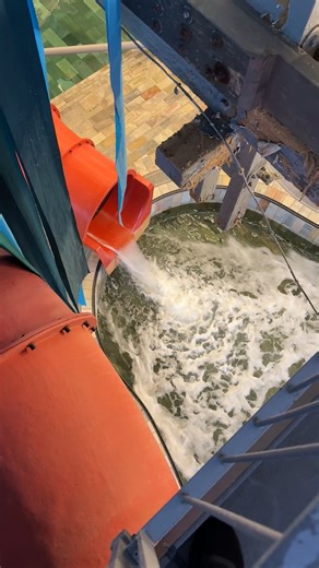 Norderney - meine Insel on Instagram: "Hinter den Kulissen wurde in den vergangenen Tagen fleißig gearbeitet: Unser Spassbad im bade:haus Norderney war in der Revision – Technik, Becken und Anlagen wurden für viele sichere und unbeschwerte Badeerlebnisse optimal vorbereitet. Nach Abschluss der Arbeiten stand ein echtes Großprojekt an: Für die Neubefüllung wurden rund 750.000 Liter frisches Nordseewasser ins Spassbad gepumpt. 🌊 Fünf Tage lang lief die Befüllung, bis alle Becken wieder vollständi