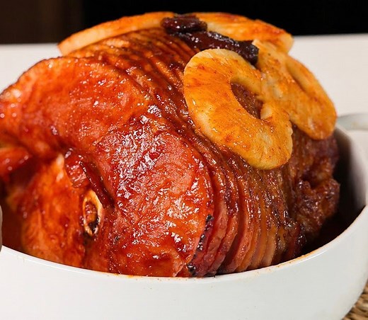 This CHIPOTLE HONEY GLAZED Ham is hands down the best ham I have ever made! Reheat ham at 325f for 10 minutes per pound Ingredients: 1 spiral cut ham 1 can pineapple slices in 100%juice 3/4 cup orange juice 1/2 cup brown sugar 6 chipotles in adobo sauce;divided 1 tbsp mustard 2 tsp ACV 1 garlic clove 4 cloves 1 1/2 tsp paprika 1 tsp garlic powder 1 tsp salt 1 tsp ground cinnamon 2 tbsp butter 1/2 cup honey 1 serving of love💕 #ham #honeyglazed #hamrecipe #recetas #jamon | Cooking Con Claudia