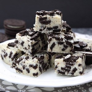142K views · 283 reactions | This EASY OREO FUDGE whips up fast, with only 4 ingredients! Perfect for Christmas neighbor plates! RECIPE ---> https://www.dessertnowdinnerlater.com/oreo-fudge/ | Dessert Now, Dinner Later | Facebook