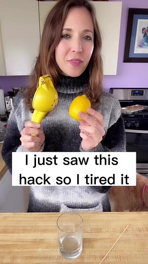 Tried this lemon hack to see if it worked #lemonjuice #hacks #kitchenhacks | Sara L