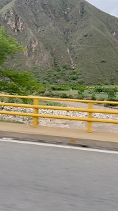 Río Umpalá 🌊⛰️ sobre el majestuoso Cañón del Chicamocha 🇨🇴✨ Rumbo a Bucaramanga, Santander 🚗🔥 ¡Qué belleza de Colombia! 😍🌄 #RíoUmpalá #CañónDelChicamocha #Bucaramanga #Santander #Colombia #ViajerosColombianos #EdinsonAndrade #AventuraPorColombia #RutaSantander #NaturalezaColombiana 🌎✈️🌿 | Así es Colombia