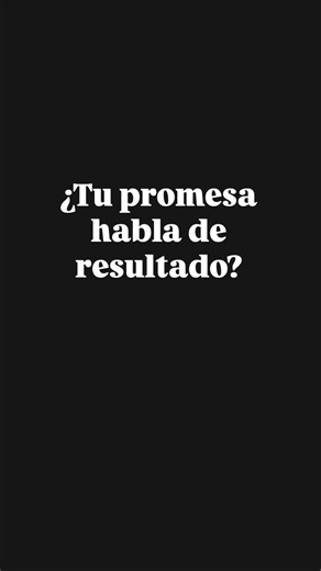 Muchos negocios describen lo que hacen, pero no comunican el resultado que generan. “Trabajo con redes sociales.” “Hago mentorías.” Eso no es una promesa. Una promesa clara habla del cambio que la persona obtiene. Por ejemplo: “Te ayudo a organizar tu negocio digital para vender con estructura.” Ahí hay dirección. Hay resultado. Hay claridad. Si tu frase no muestra el cambio que generas, necesita estructura.