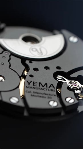 The Superman Slim redefines the diver’s watch through thinness. Thanks to its CMM.20 micro-rotor caliber, it retains YEMA’s iconic DNA while boasting a streamlined profile. It’s the perfect choice for those seeking technical performance without the usual bulk. | Yema