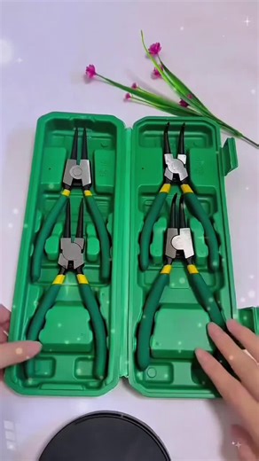 A set of 4 spring clip pliers – this set is basically all you need for general repairs. There’s also a storage box, so the tools won’t get lost after use. #tiktokshop #fyp #highlight #foryou
