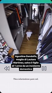 Agustina Gandolfo, moglie del calciatore dell'Inter Lautaro Martinez, ha salvato suo figlio di un anno da un incidente domestico grazie ai suoi riflessi prontissimi. La donna è infatti intervenuta immediatamente quando ha visto che un grande specchio stava per cadere sopra al piccolo Theo, il secondogenito della coppia. Nel video delle telecamere interne della villa, pubblicato sui social da Agustina, si vede il bimbo di un anno camminare nella cabina armadio fino ad avvicinarsi allo specchio ap