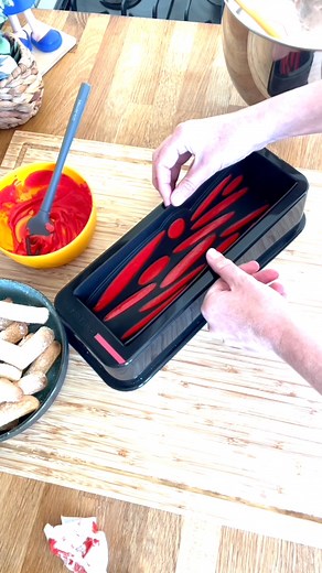 Bûche à la fraise Insert 100 g de purée de fraises 20 g de sucre 3 g de gélatine 1,5 feuille Mousse Fraise 300 g purée de fraises 300 g crème liquide à 30% de matières grasses 6 g gélatine 3 feuilles 50 g sucre Biscuits cuillère 20 biscuits cuillères , que vous pouvez faire vous-même, la recette est sur le blog Pour l'insert fraise Faire tremper la gélatine 5mn dans un bol d'eau froide. Mettre dans une casserole le coulis et ajouter le sucre. Chauffer jusqu'à ébullition. Essorer la gélatine et l