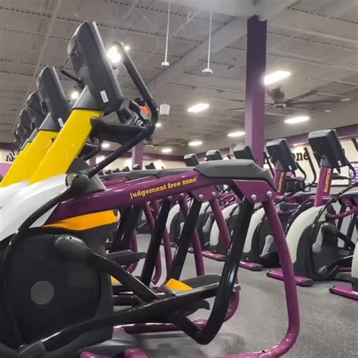 The elliptical doesn’t get enough credit—this machine is a quiet powerhouse that can completely transform your fitness routine when you use it with intention. 💪🏽🔥 ✨ Fun facts about the elliptical trainer: • It’s low-impact, making it easy on your joints while still torching calories • You can burn 300–600 calories per session depending on intensity • The elliptical works your upper and lower body at the same time • It’s amazing for fat loss because you can sustain longer workouts • Adjustable