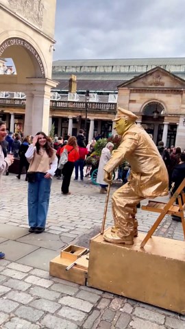 Tricking or getting tricked? #livingstatue #coventgarden #performer