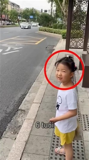 Cô bé đứng đợi hàng giờ ở bến xe bus♥️♥️