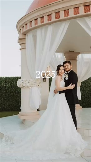 ✨ We say goodbye to 2025 with full hearts. A year of real stories, meaningful glances, promises kept, and love in its purest form. Thank you to every couple who trusted us to document one of the most important days of their lives. Each wedding left its mark, and every story stays with us forever. We close this chapter with gratitude… and open the next one with excitement. 🤍 2026 — are you ready? | The Flashback Makers
