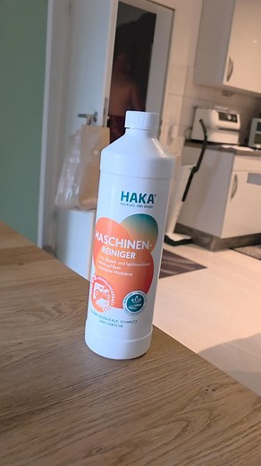 BITTE MACHT DAS NICHT NACH! ​Der HAKA Maschinen-Reiniger (oder jeder andere Geräte-Reiniger) ist ein hochkonzentriertes, saures Putzmittel und kein Körperpflegeprodukt. ES IST NUR EIN WORTWITZ!! ​❌ GEFAHR: Die Inhaltsstoffe, besonders die Milchsäure, sind in dieser Konzentration extrem aggressiv und können schwere Haut- und Augenschäden verursachen! ​✅ Zweck: Dieses Produkt gehört in die Wasch- oder Spülmaschine, um Kalk und Schmutz zu entfernen – NICHT unter die Dusche! ​Merke: Maschinen-Reinig