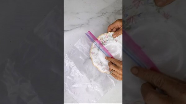 Place a towel over a plate 🫢