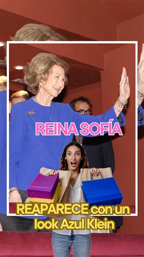 La Reina Sofía reapareció en los Premios Reina Sofía de Composición Musical, donde ha llenado el espacio con su alegría y elegancia. Lució un impecable conjunto de blazer en satén azul Klein y un llamativo maxi collar que le encanta. No quieres perderte las últimas noticias sobre tus famosos favoritos? SÍGUENOS en @noticiasdelespectaculo 💡SÍGUENOS EN: FACEBOOK 👉@eternamentechic INSTAGRAM 👉@eternamentechic YOUTUBE👉 @eternamentechic #modaelegante #estilosofisticado #básicos #fashion #jeans #za