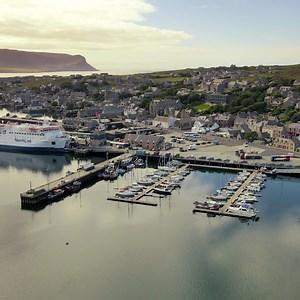 What awaits you at spectacular Stromness? 🤔 Let us guide you... 👇 📍 Stromness Marina, Orkney | Sail Scotland