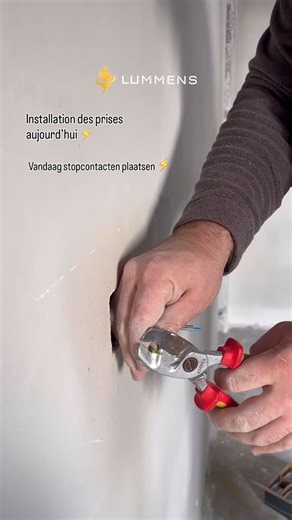 Installation des prises ⚡ Travail propre, finition parfaite — chaque connexion compte. Fiers des petits détails qui font toute la différence 🔧 — Lummens Elec 👉 www.lummens.be Stopcontacten plaatsen ⚡ Net werk, strakke afwerking — elke aansluiting telt. Trots op de kleine details die het verschil maken 🔧 — Lummens Elec 👉 www.lummens.be #lummenselec #electricien #elektricien #sockets #electricalwork #cleanwork #attentiontodetail #qualitywork #domotica #smarthome #renovationbelgium #modernhome 