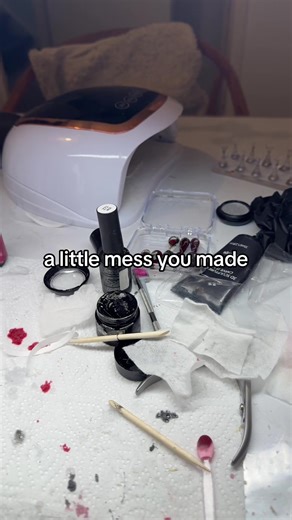 VS | NAIL TECH op TikTok