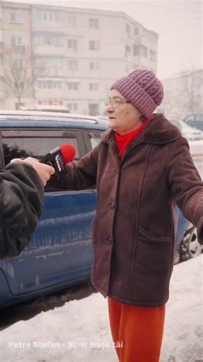 Mario. Un nume care nu ar fi trebuit să devină simbol, dar a devenit din nefericire. Mario a murit ucis de cei pe care îi numea prieteni. Un copil care nu mai ajunge acasă. O familie distrusă. O comunitate rămasă cu întrebări grele și cu o furie greu de stăpânit. Un reportaj realizat în Botoșani care adună voci ale oamenilor simpli. Botoșănenii nu mai pot accepta explicații reci, pedepse simbolice sau ideea că vârsta poate șterge gravitatea unei crime. Indignarea este reală. Durerea este reală. 