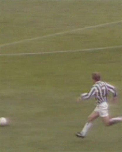 Dynamic Duo! 🤜🤛 Almost 31 years ago, Gianluca Vialli and Roberto Baggio both scored in our visit to Cremona ⚪⚫ #CremoneseJuve | Juventus