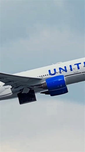 United Airlines Boeing 777-222, registration N779UA, departs San Francisco International Airport bound for Honolulu, Hawaii #sfflights #fblifestyle #airportlife #avgeek #planespotting #flysfo | SF.Flights