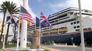 Ceuta da la bienvenida, por primera vez, al crucero Borealis