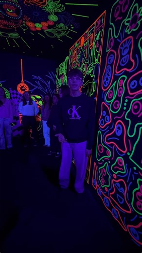 Les élèves de l’option musique ont profité de l’exposition Fluorescence des CAP 2 pour réaliser un petit clip musical 100 % fluo ✨🎶 🎵 « Sans toi parrain », paroles et musique de Léon Farci, chœurs option musique 2B 🎥 Vidéo : Paul Giraudet Harmonie, couleurs et émotions au rendez-vous ! Association A4 | Établissement Sainte Ursule Luçon