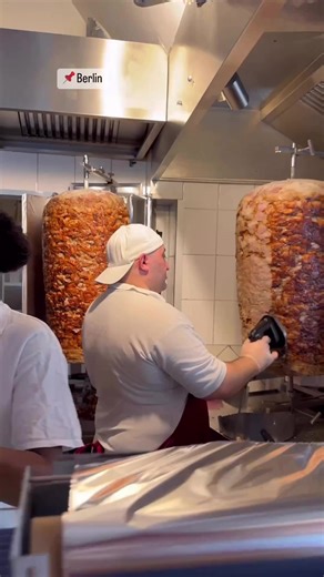 Jak kebs w Berlinie, to tylko w Mustafa Gemuse Kebap? Nie, nie. Chodźcie do Ruya Gemuse Kebap - bez kolejek i smaczniej😀 #kebab #niemcy #berlin #podróże | Wrocławskie podróże kulinarne