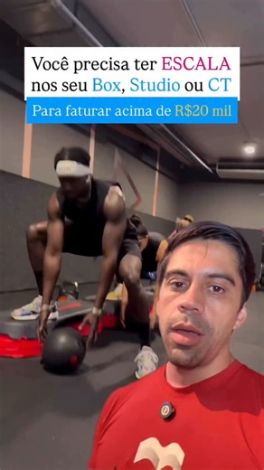 Marcel Simões | Box 100+ on Instagram: "💰 Você precisa ter escala no seu Box, Studio ou CT pra faturar acima de R$20 mil por mês. Olha esse treino: um step, kettlebell e bola… e dá pra criar uma aula dinâmica, intensa e com vários estímulos. Isso é escala de equipamentos. Não é sobre ter tudo. É sobre ter o certo, na quantidade certa, pra atender grupos ao mesmo tempo sem travar a operação. 📌Com poucos equipamentos bem escolhidos, você consegue rodar treinos coletivos, aumentar capacidade por