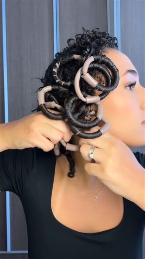 Duda Clarki on Instagram: "Aprovado ? 💖 Bigudinhos disponível no @mercadolivre Com o melhor preço e entrega rápida ID: 1DDAC5-SRDF #MeusFavsDoMercadoLivre #cabelo #transicaocapilar #projetorapunzel #MercadoLivre"