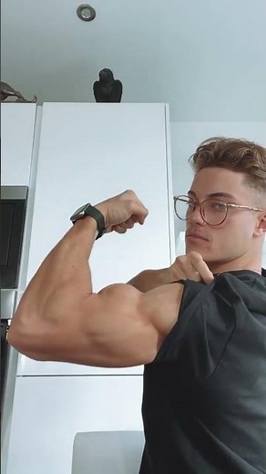 Muscle Nerd / Teen bodybuilder / flexing Arms #shorts