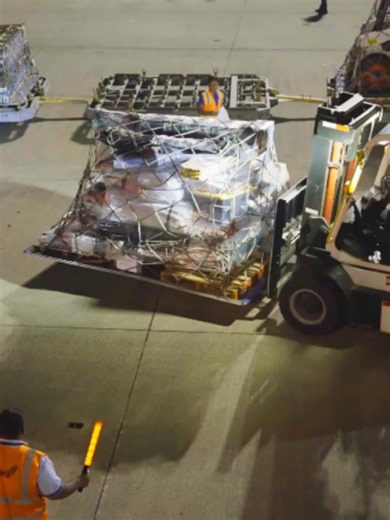 El segundo avión ya llegó a Venezuela y el tercero ya está en camino con más maquinaria, equipo e insumos para fortalecer las labores de búsqueda, rescate y atención. En total serán 6 aviones los que enviaremos como parte de esta misión humanitaria en apoyo a nuestros hermanos venezolanos. Que Dios bendiga a Venezuela y a todos los que forman parte de esta misión 🇸🇻🇻🇪
