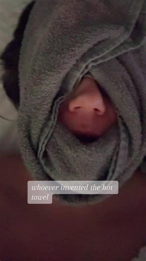 Hot towels feel sooo good, but did you know they can actually dehydrate your skin? 🧖‍♀️🔥 That’s why they’re an occasional treat for me and my clients! How often do you use hot water on your skin? It may be time to chill out… 😎 🧊 #SkincareFacts #HealthySkin #facialtreatment #dryskintips