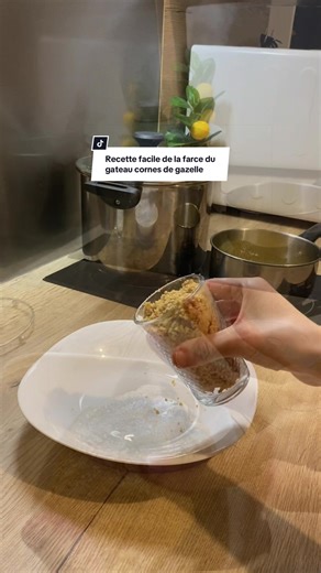 Recette et Toutes les astuces pour une farce de cornes de gazelle bien réussie 😋♥️ recette facile et rapide pour l’aid. Gateau Ingrédients : - 2 verres d’amandes ou de cacahuètes (un peu grillées au four pendant 3 a 5mn pour qu’il soit bon) - 1/2 verre de sucre - 1cac de vanille - Ramasses avec fleur d’oranger en mélangeant bien. - Laisses répéter qlq heures en n’oublies pas de couvrir 😉 et de t’abonner ☺️ #cuisine #recette #farce #gateau_aid #gateau_facile