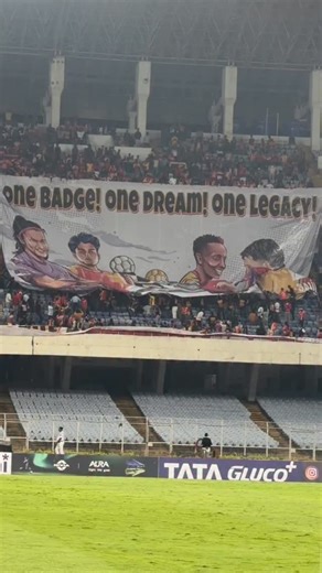 The EB faithful chose the king-size route to remind their boys of what it all means. 💪 Top effort, this. 👏 #ISL12 #EBFCNEUFC | ISL- Indian Super League